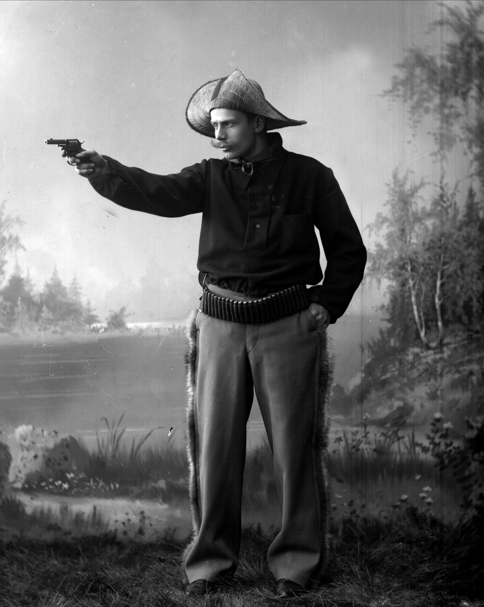 Gustav Borgen, Portrett, mann utkledd som cowboy med revolver.