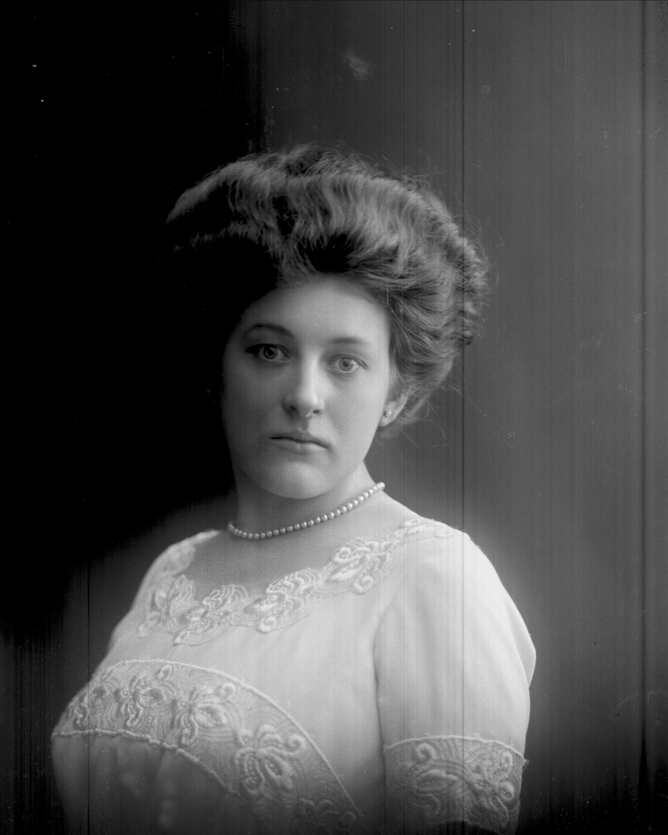 Gustav Borgen, Portrett, Hulda Sophie Thorsen i brudekjole uten slør.
