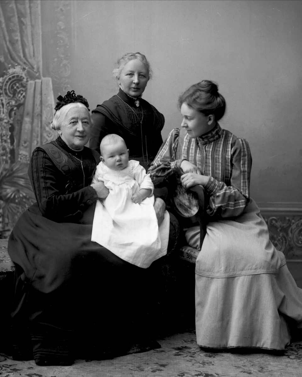 Gustav Borgen, Gruppe, fire generasjoner ved dåp. Ludovica Fleischer (f. Juell) med datter Marie Dons f. Fleischer, datterdatter Ludovica "Lully" Bahr f. Dons. Barnet er Henrik Bahr f. 3/10-1902.