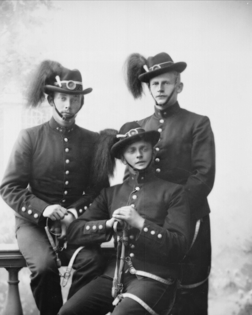 Gustav Borgen, Gruppeportrett, tre herrer i uniform som løytnanter ved Norske Jegerkorps som reglementert fra 1903 til 1910. Foran sekondløytnant Rudolf Falck Ræder, født 1881.