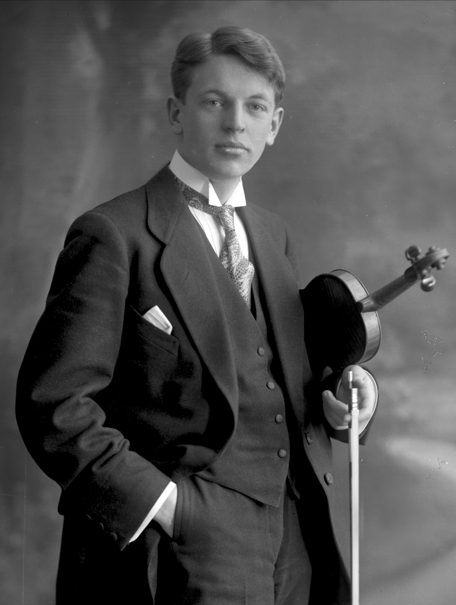 Gustav Borgen, Portrett, musiker Bjarne Brustad med fiolin eller bratsj.