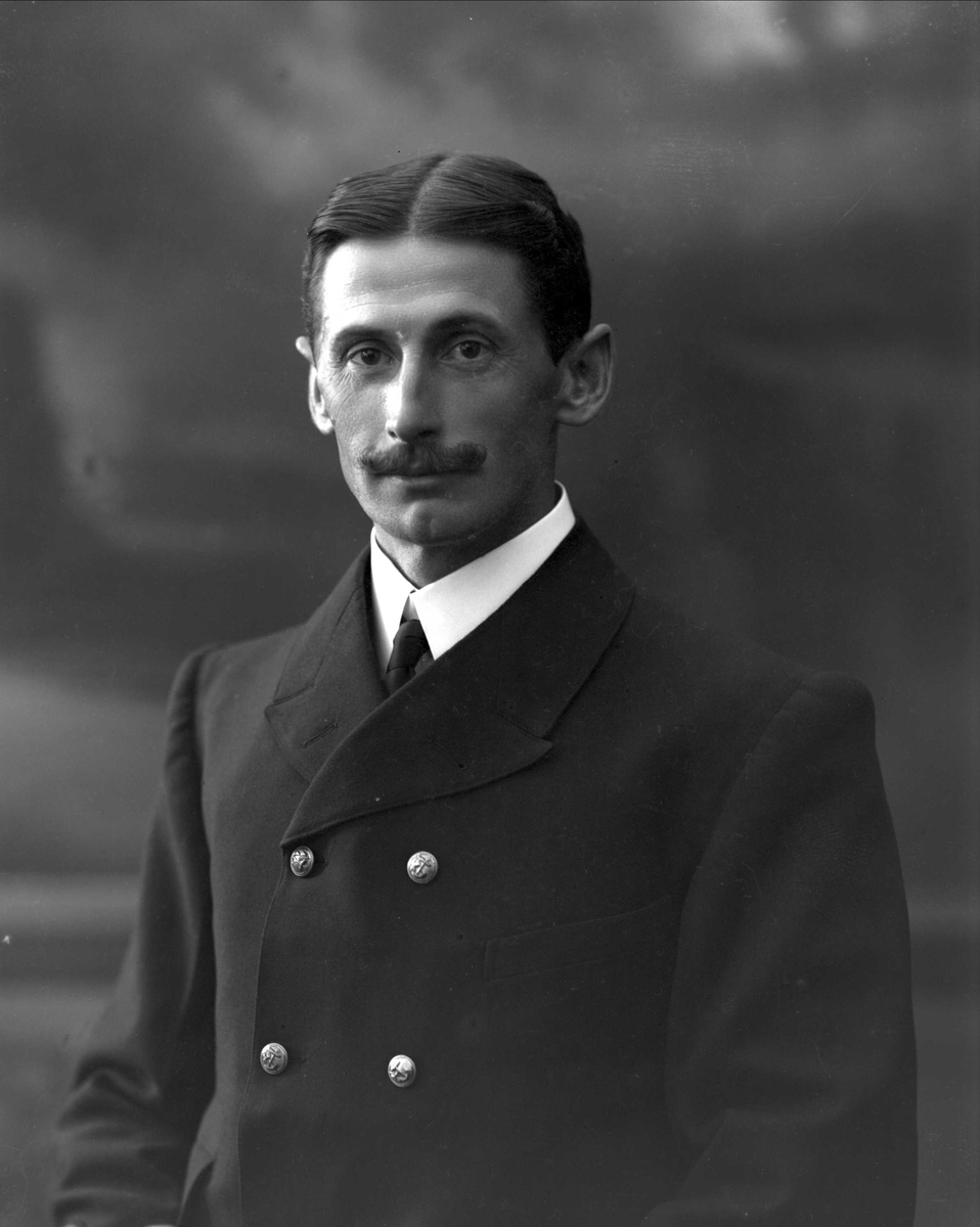 Gustav Borgen, Portrett, mann i sjømannsuniform, offiser. Hansen, Durban.