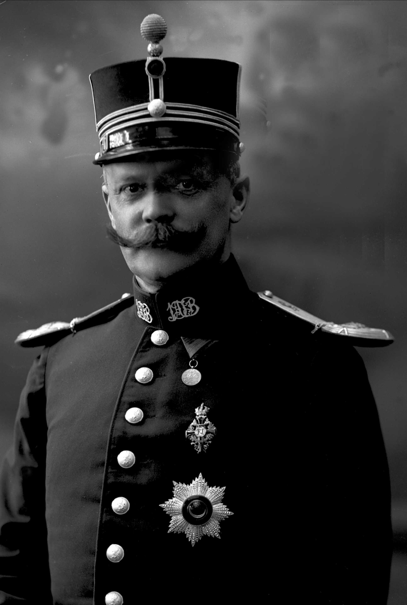 Gustav Borgen, Portrett, Karl Ingvar Nandrup, født 1864, i uniform som kaptein ved infanteriet som reglementert fra 1894 til 1910.