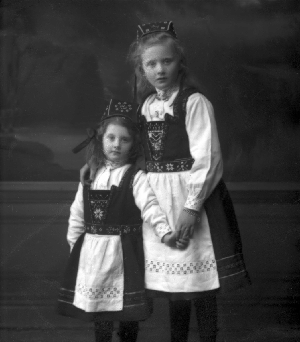 Gustav Borgen, Gruppeportrett, to piker i hardangerbunad. Fru Bjerkes barn.