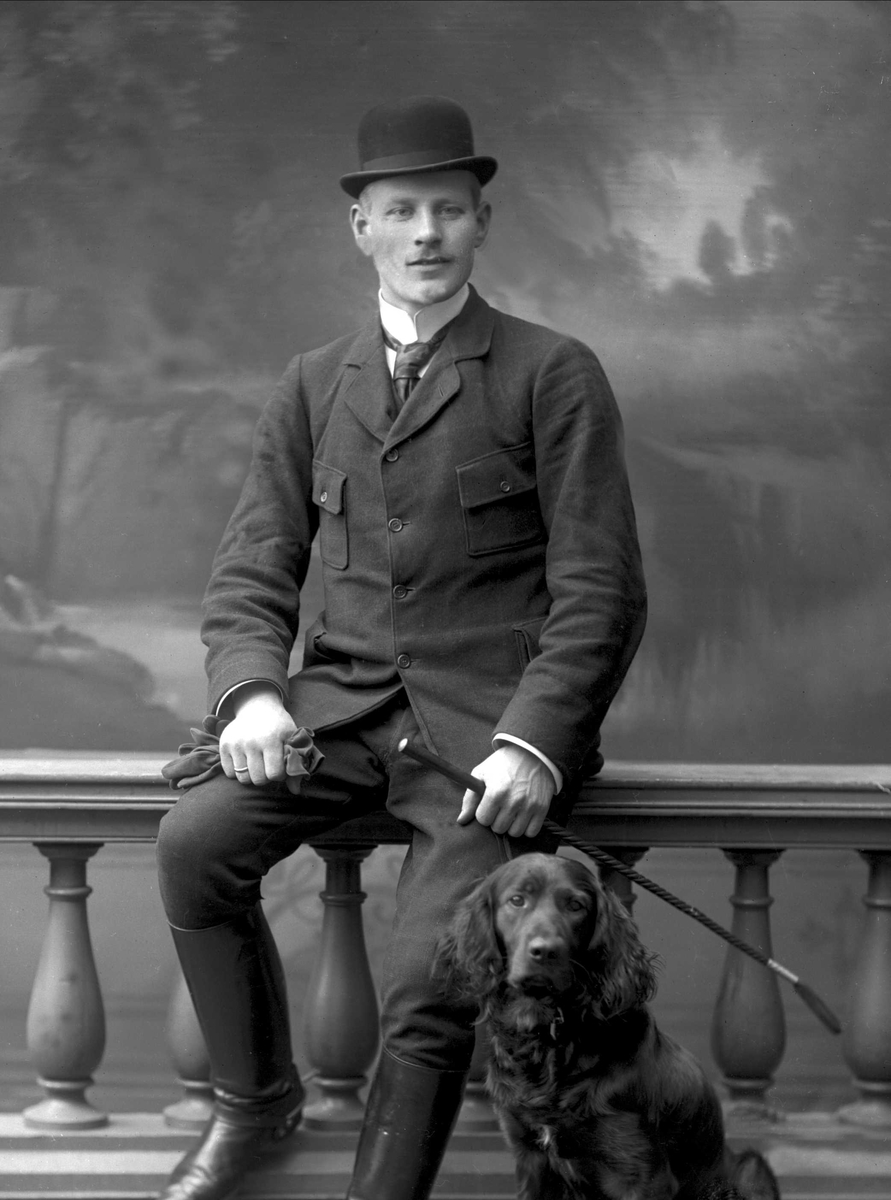 Gustav Borgen, Gruppeportrett, mann i rideklær og en fuglehund.