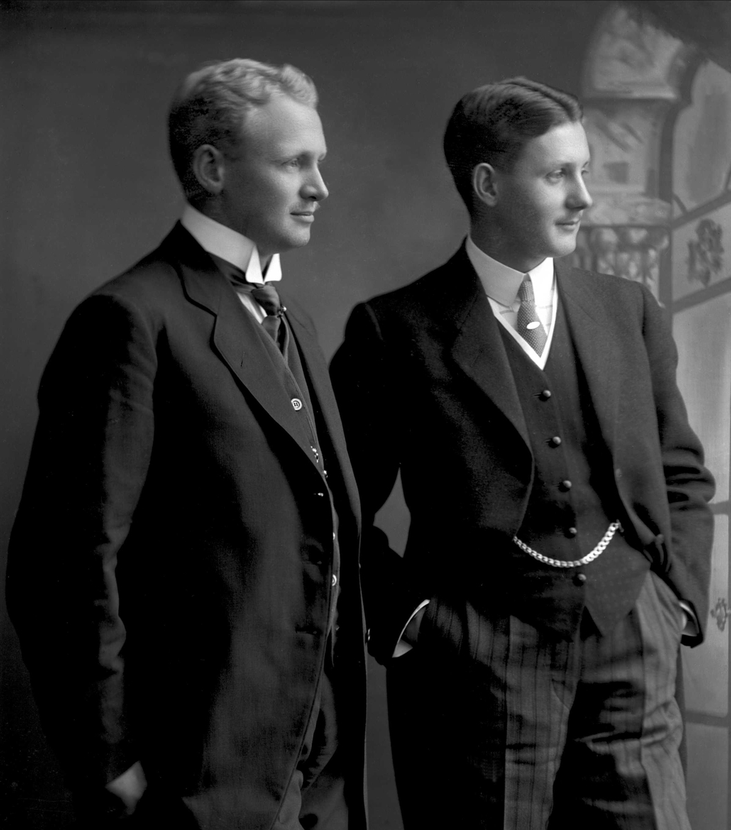Gustav Borgen, Gruppe, to unge menn i dress. Sverre Saastad og Ivan Malm.