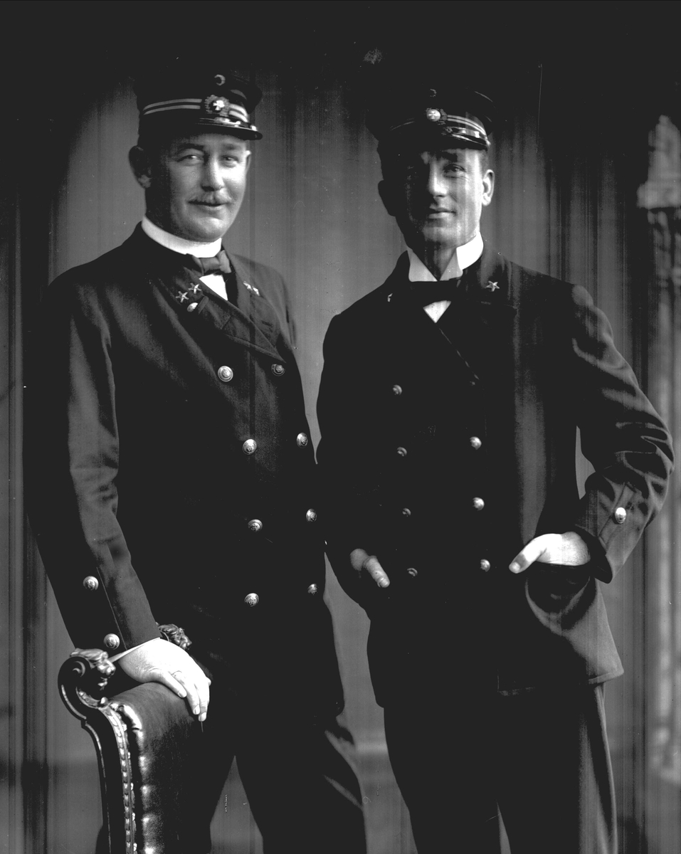 Gustav Borgen, Gruppeportrett, to sjømenn i uniform. Styrmann F. Hansen.