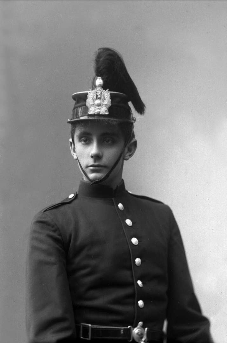 Gustav Borgen, Portrett, mann i kadettuniform.