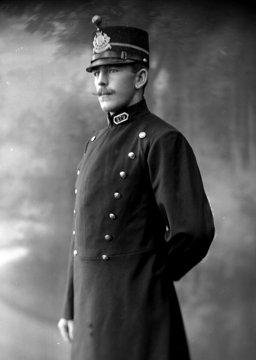 Gustav Borgen, Portrett, Pedersen i uniform som politikonstabel ved Christiania politikammer, som reglementert fra 1909 til 1919.