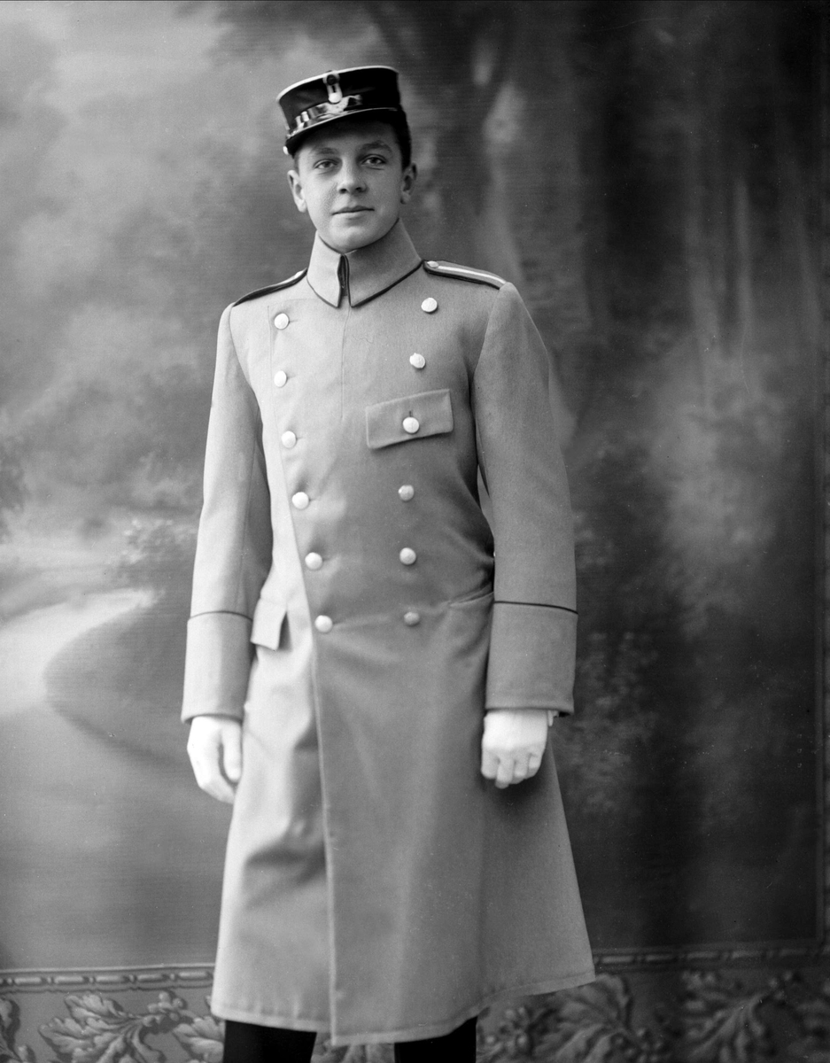Gustav Borgen, Portrett, mann i kadettuniform.