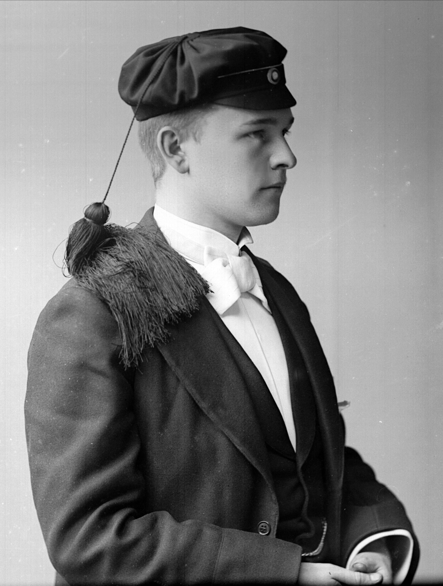 Gustav Borgen, Portrett, mann med studentlue. Student H. Fett.