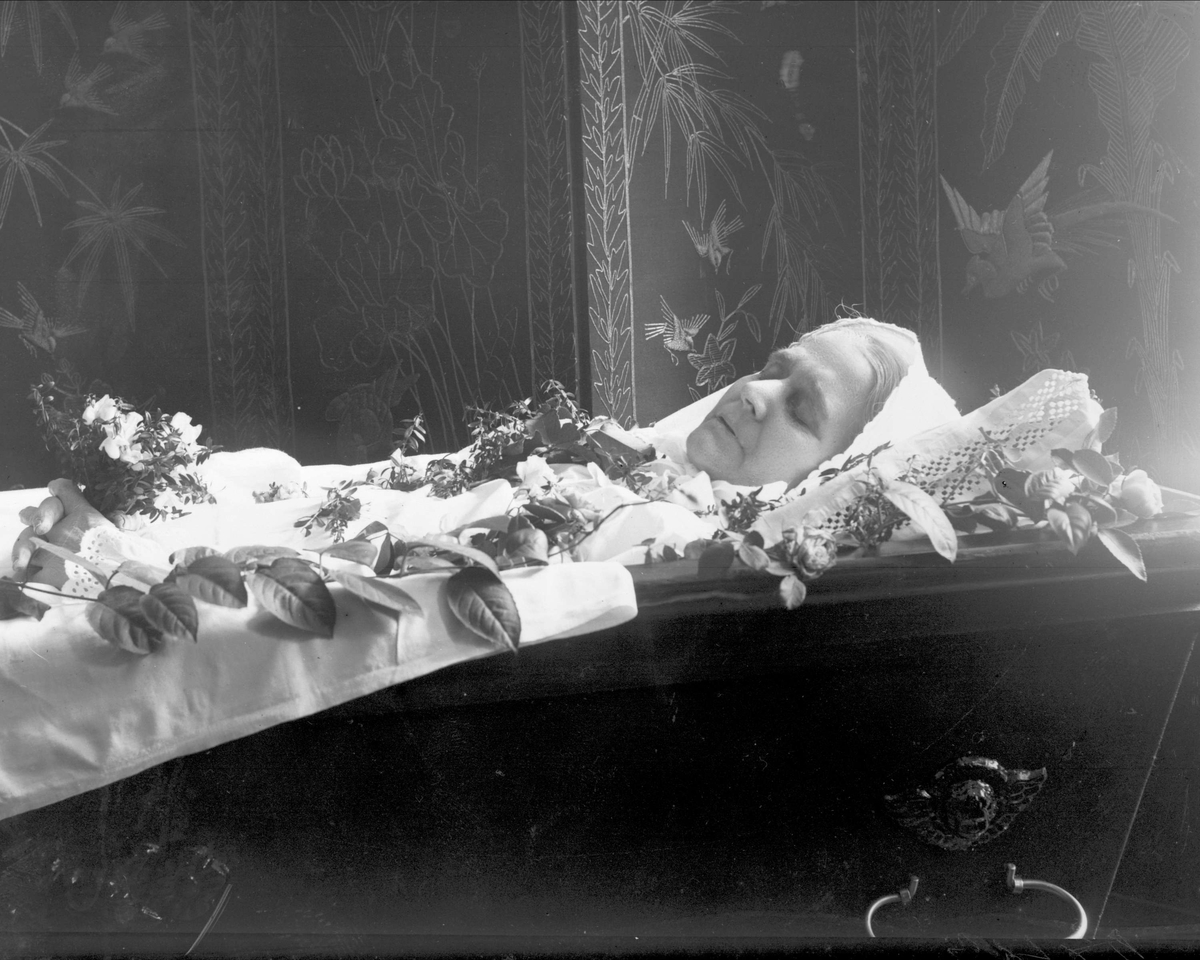 Gustav Borgen, Post mortem-fotografi. Avfotografering. Kvinne i kiste.