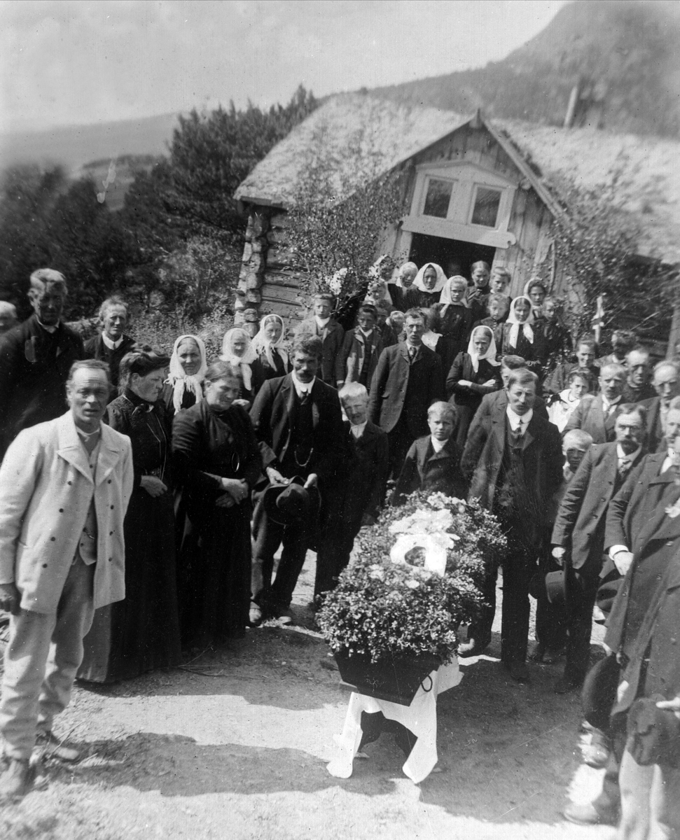 Gustav Borgen, Avfotografering. Begravelse, pyntet kiste, sørgende. Utenfor huset.