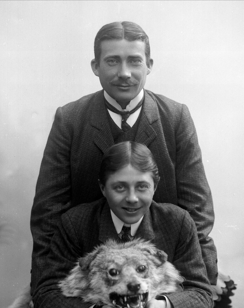 Gustav Borgen, Gruppeportrett, skøyteløper Gundersen og Nyborg, med hund.