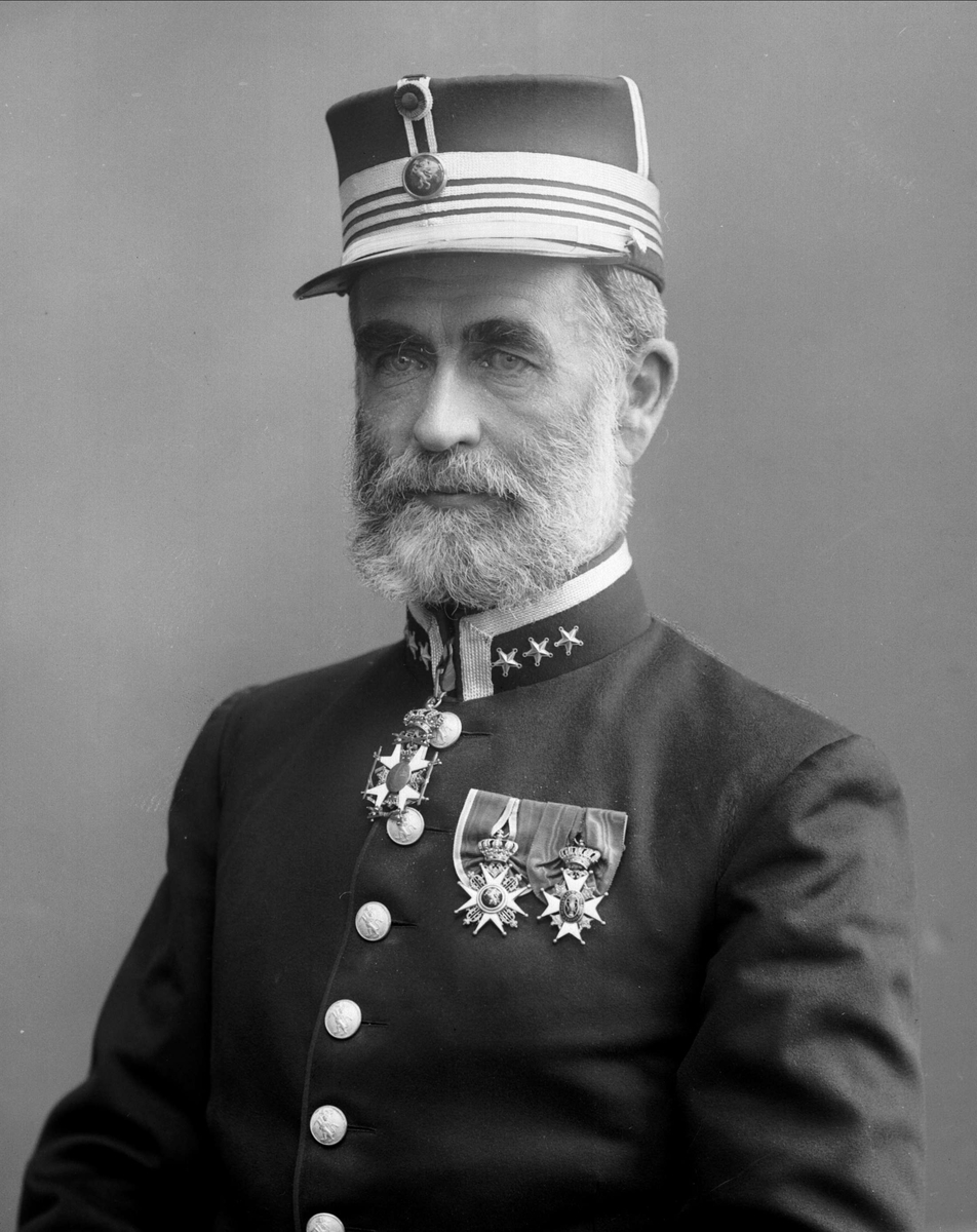 Gustav Borgen, Portrett, Olaf Wilhelm Petersen (1841-1909), i uniform som sjef for Krigsskolen.