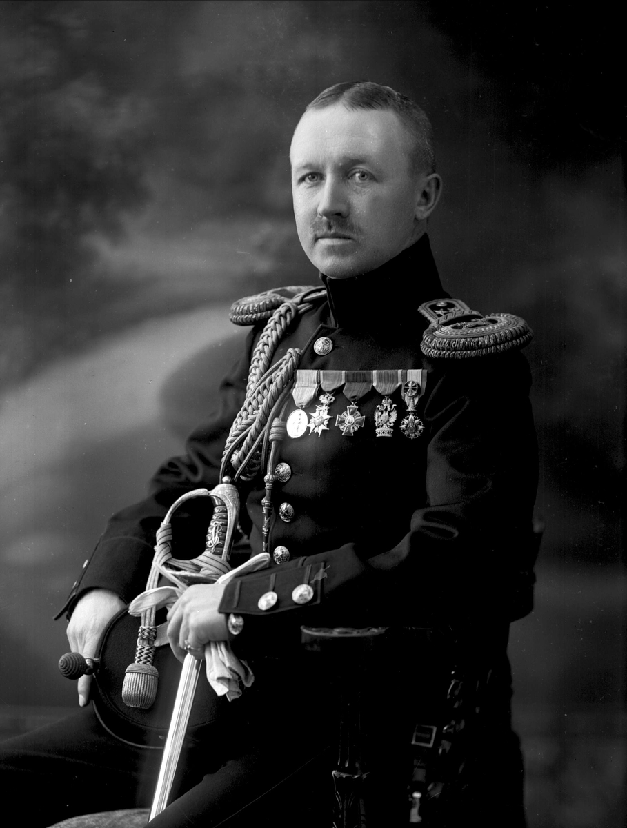 Gustav Borgen, Portrett, Johan I K L'Orange i uniform som kaptein i generalstaben.