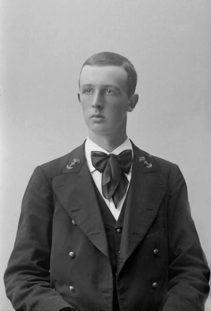 Gustav Borgen, Portrett, mann i kadettuniform fra sjøkrigsskolen.