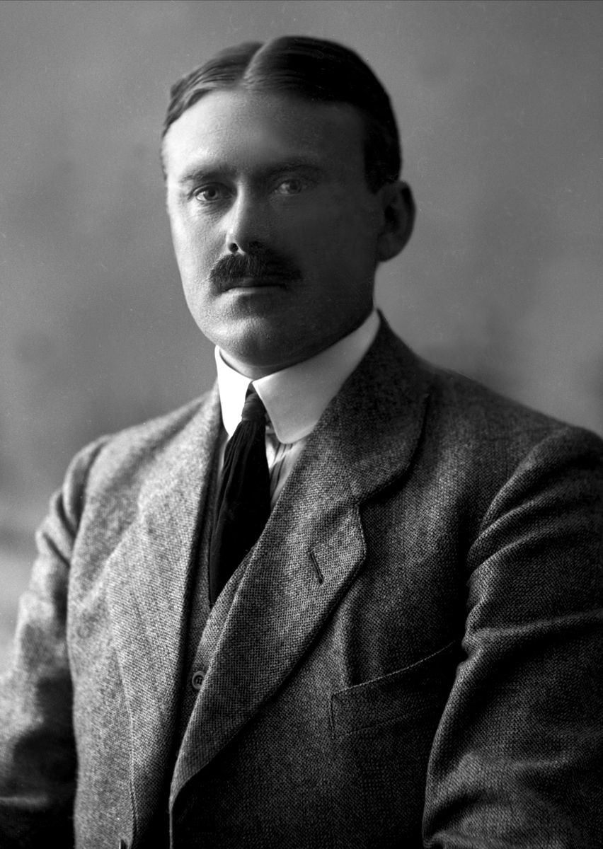 Gustav Borgen, Portrett, mann med dress. K Halse, Bergen.