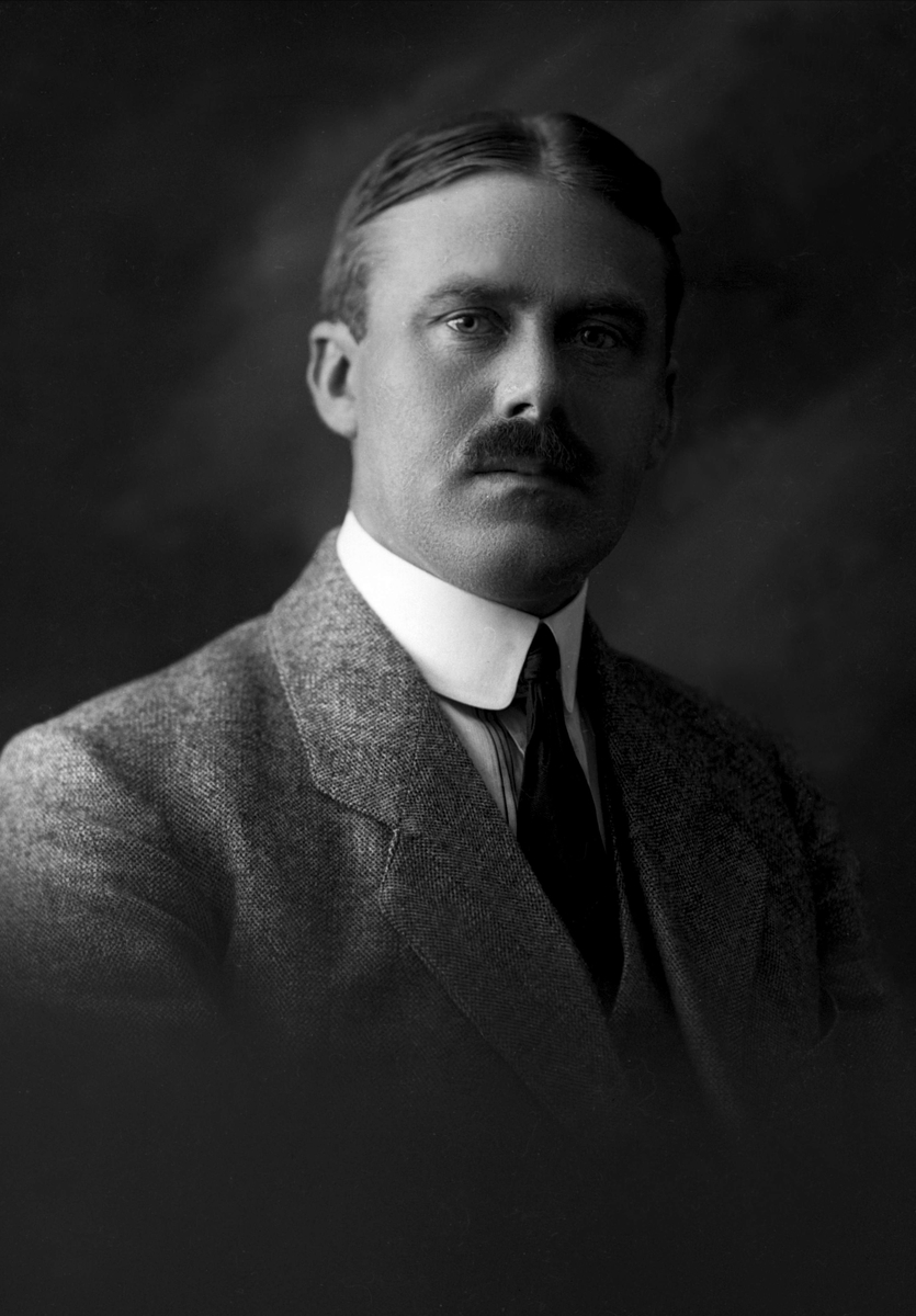 Gustav Borgen, Portrett, mann med dress. K Halse, Bergen.