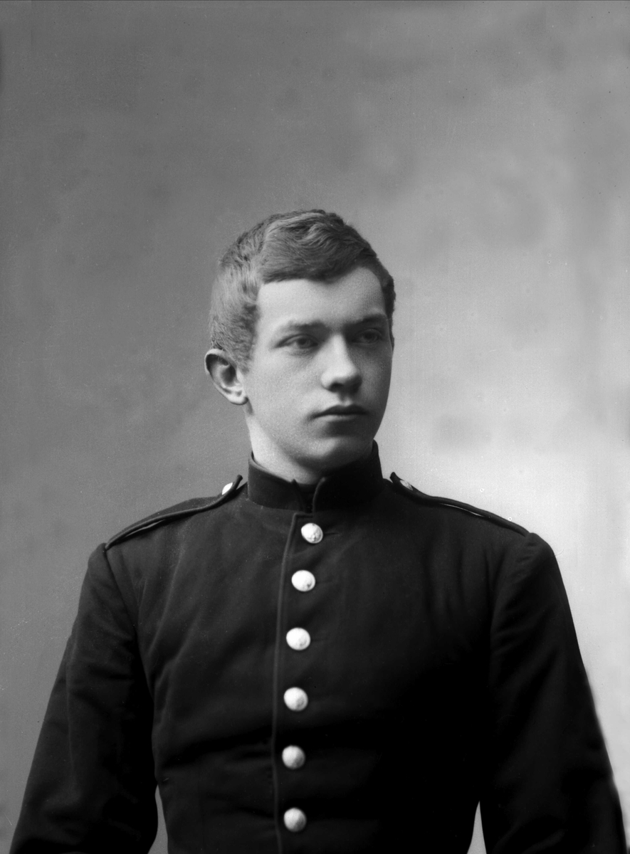 Gustav Borgen, Portrett, mann i kadettuniform.