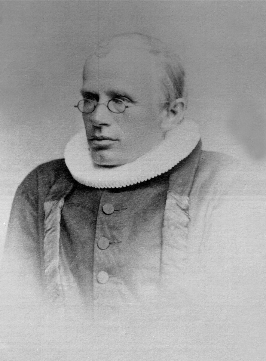Gustav Borgen, Portrett, mann i prestekjole og krage.