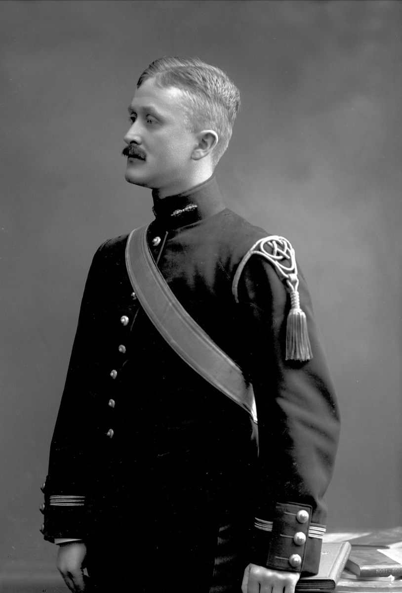 Gustav Borgen, Portrett, Carl Leo Eckbo i uniform som kaptein i artilleriet.