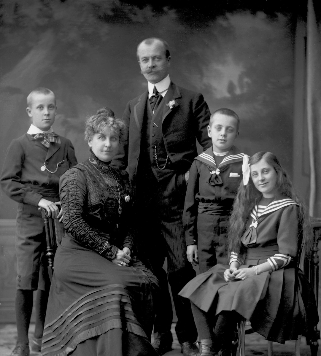 Gustav Borgen, Gruppeportrett, familien Dammann. Rolf, Gunhild Marie, Axel, Aage og Kirsten.