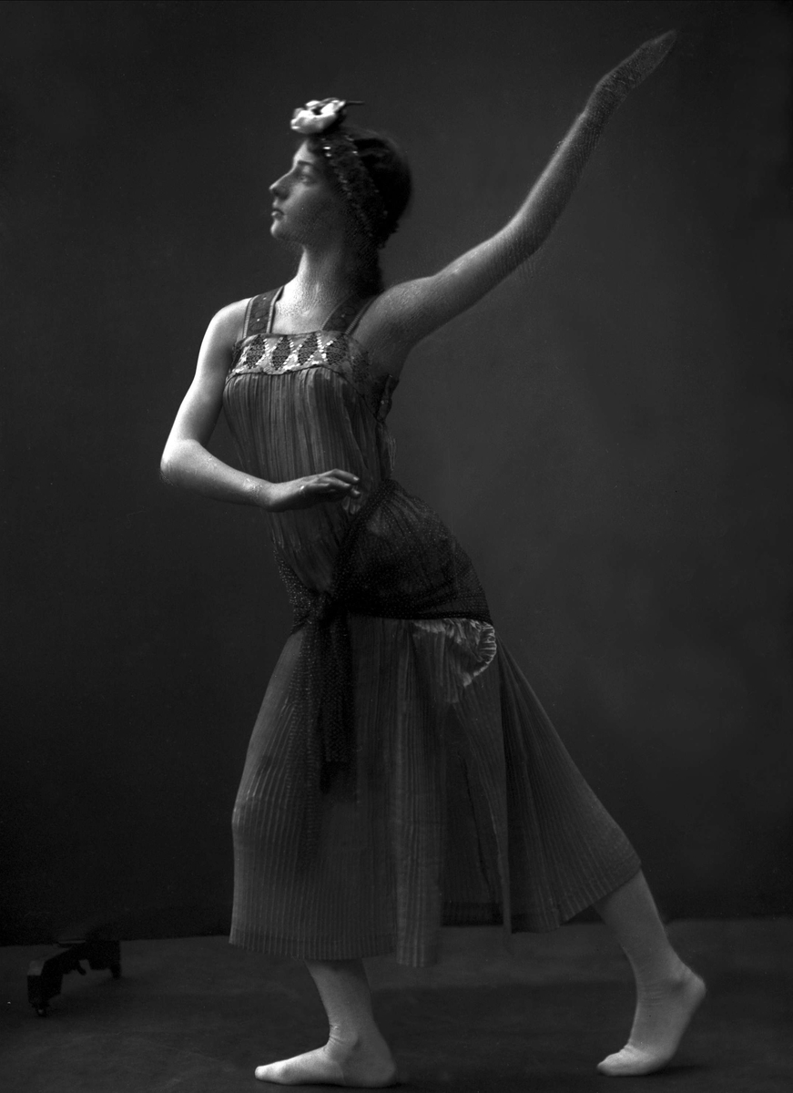 Gustav Borgen, Portrett, pike i ballettpositur. Marie Warhus.