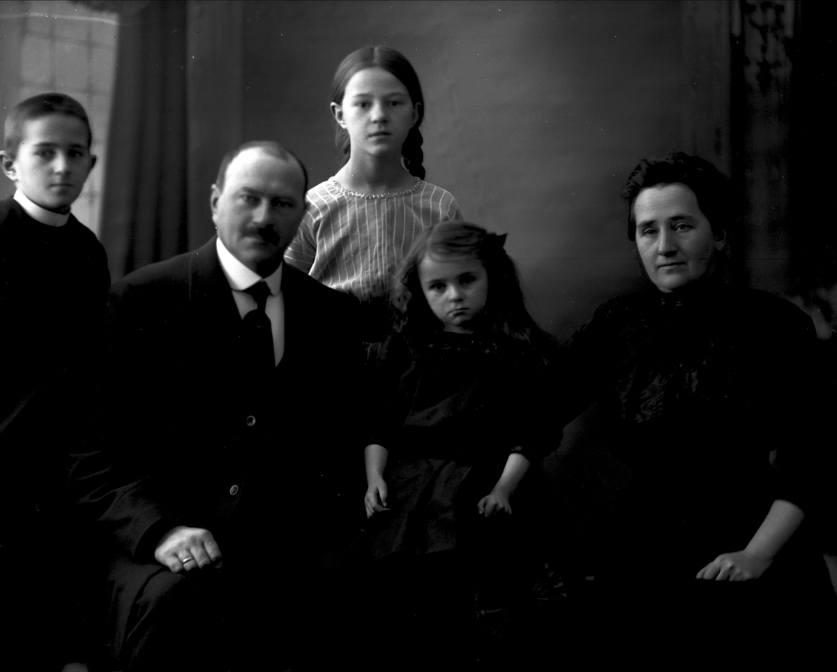 Gustav Borgen, Gruppeportrett av familien Ulvin. Mor, far, en sønn og to døtre. datteren Karin Ulvin ble født etter at bildet var tatt.