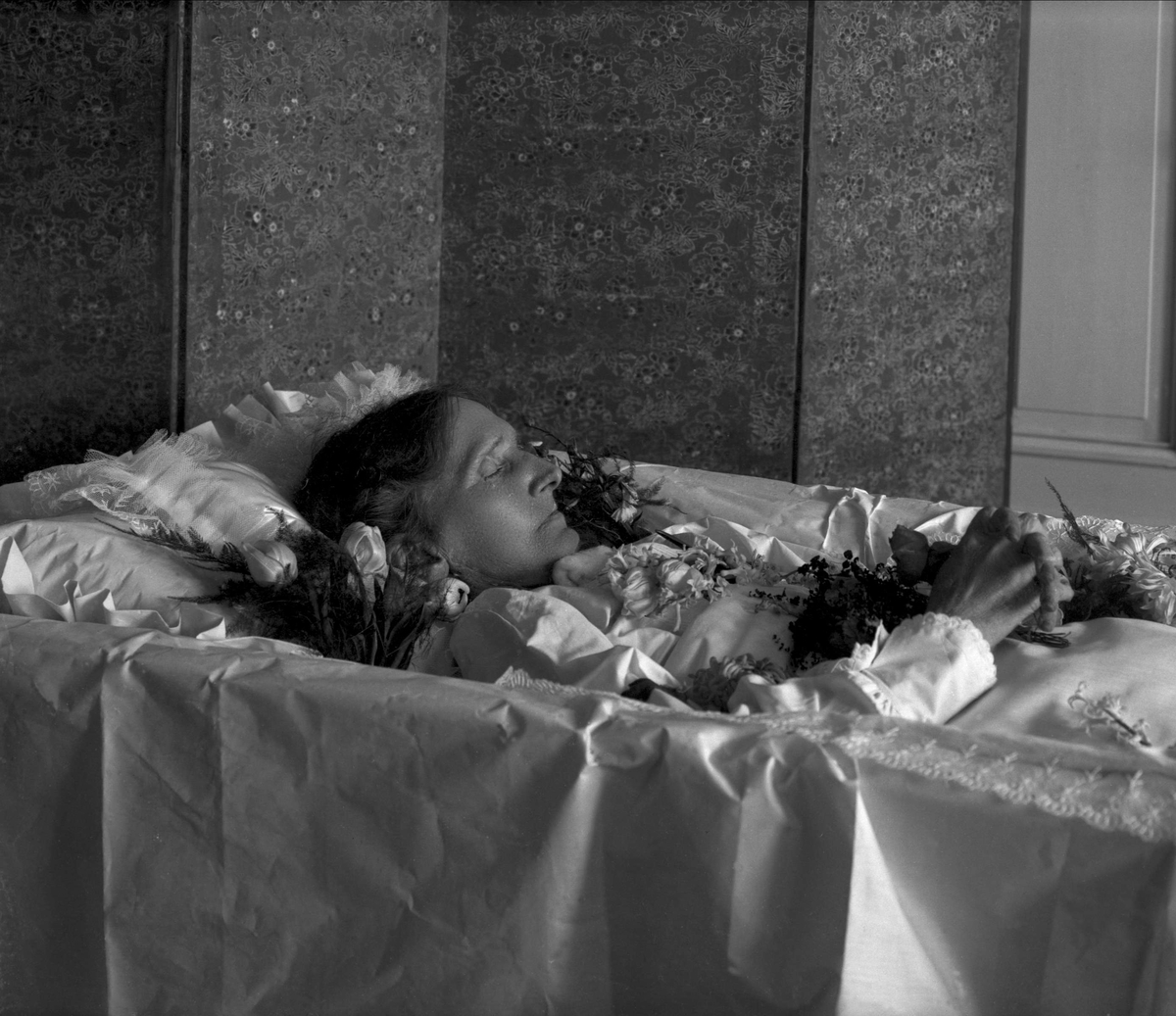 Gustav Borgen, Post mortem-fotografi. Kvinne i kiste.