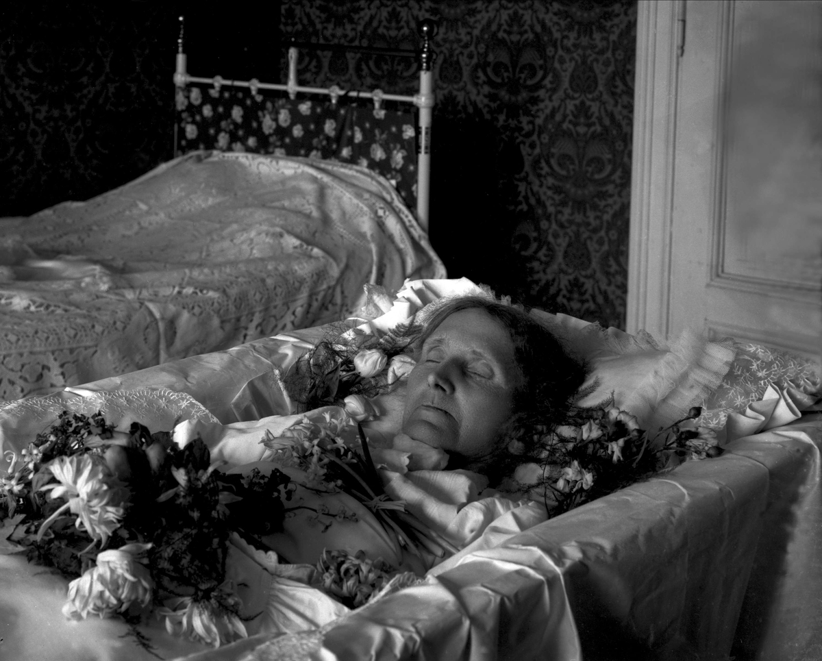 Gustav Borgen, Post mortem-fotografi. Kvinne i kiste.