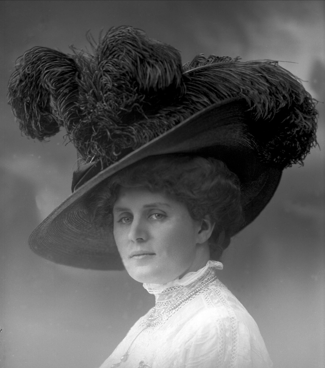 Gustav Borgen, Portrett, Magdalene Elenore Lorange Wiel (1878-1962), gift med Mads Wiel (1861-1929).