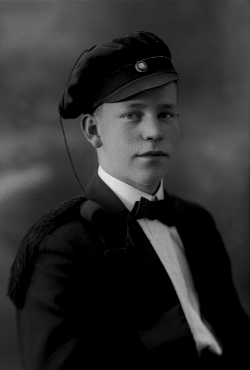 Gustav Borgen, Antakelig portrett av Ola Viker med studentlue.