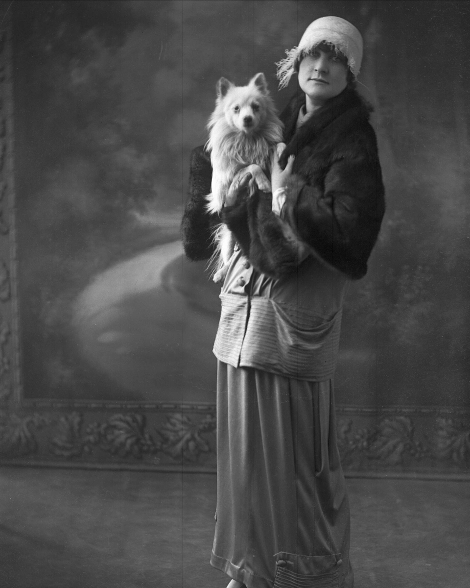 Gustav Borgen, Portrett, kvinne med hund i fanget.