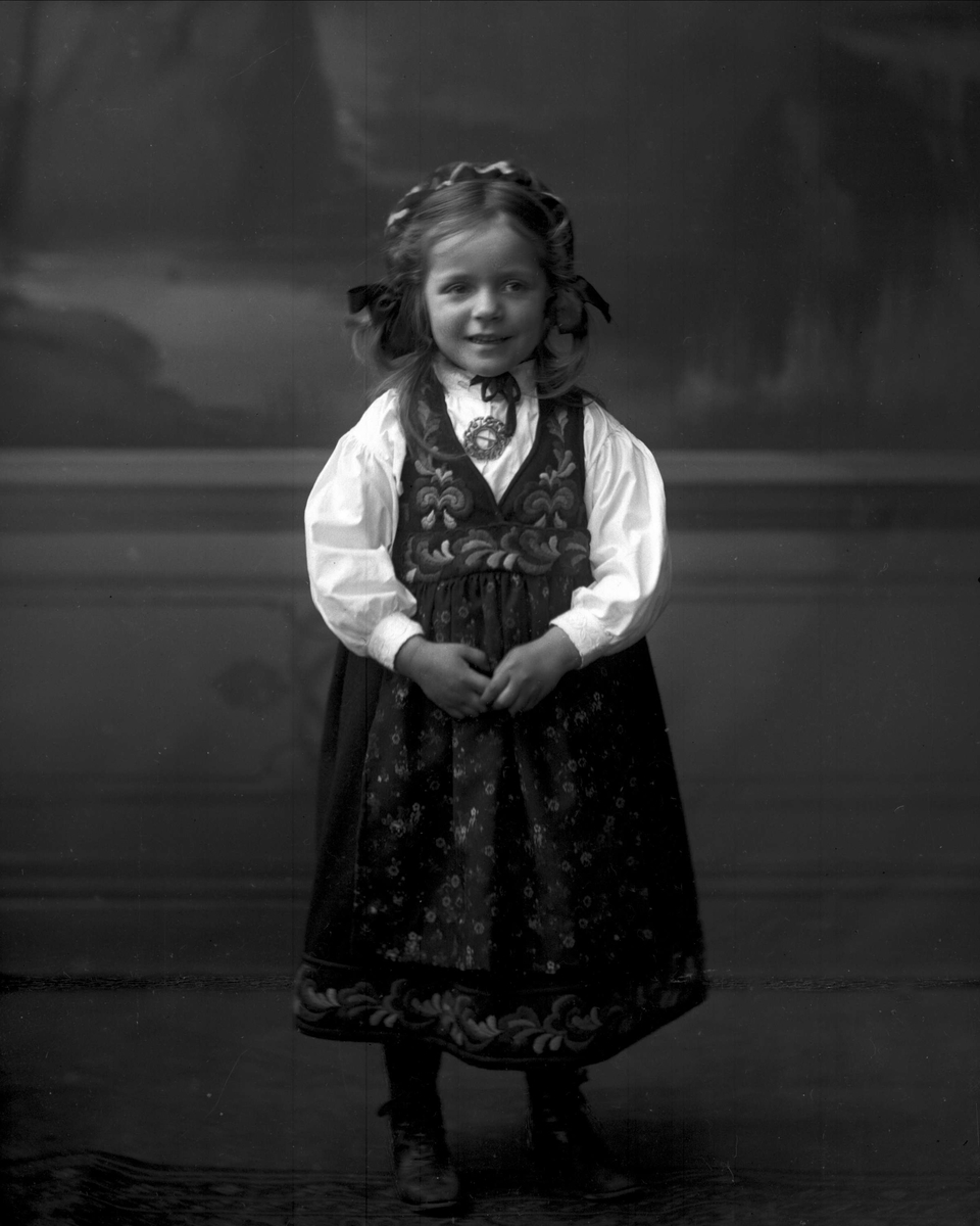Gustav Borgen, Portrett, liten pike i bunad. Maler Kiellands datter.