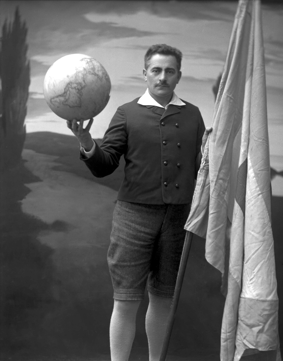 Gustav Borgen, Portrett av Sigert Patursson med knebukser og mørk jakke. Holder en globus i ei hånd og en fane/flagg i andre hånd. Redaktør Paturson. Færøysk flagg?