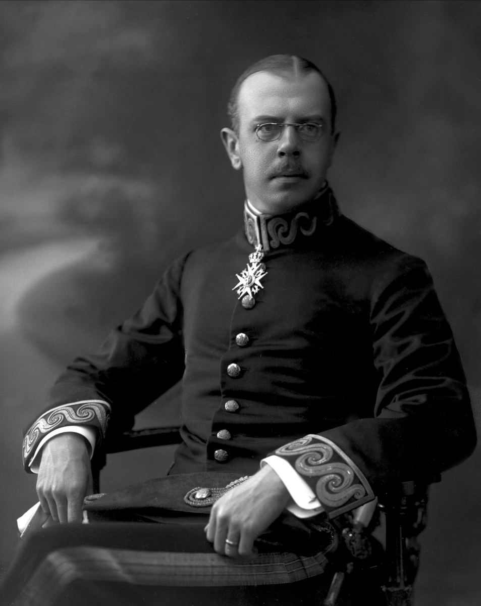 Gustav Borgen, Portrett, legasjonsekretær Westmann i uniform for den svenske utenrikstjenesten.