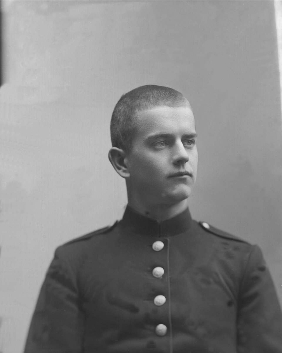 Gustav Borgen, Portrett, mann i kadettuniform.