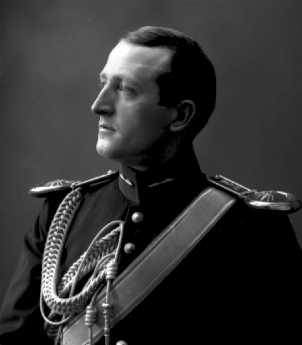 Gustav Borgen, Portrett, Johan Tidemann Sverre, (1867-) i uniform som kaptein ved artilleriet som reglementert fra 1894 til 1910.