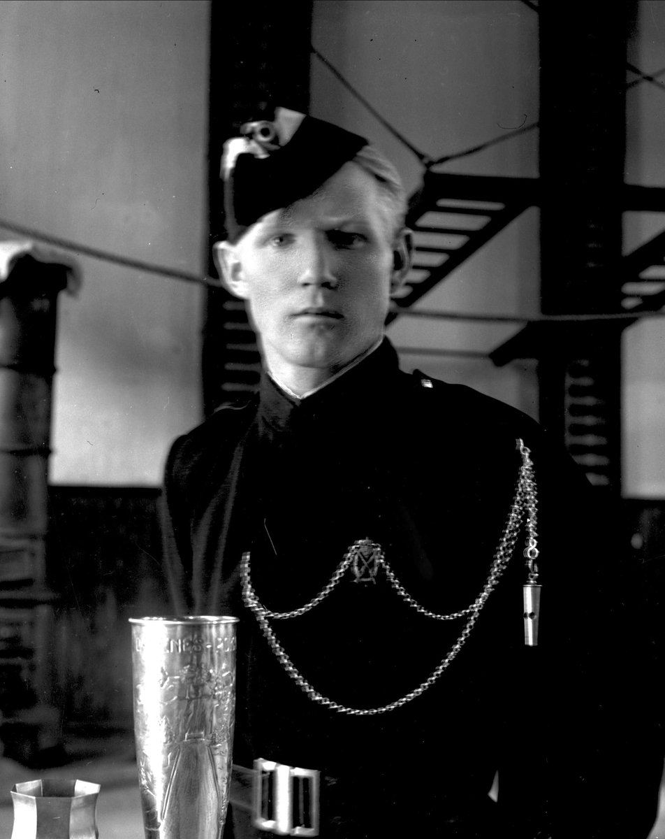 Gustav Borgen, Gardist i uniform med snor og fløyte, sølvpokaler.