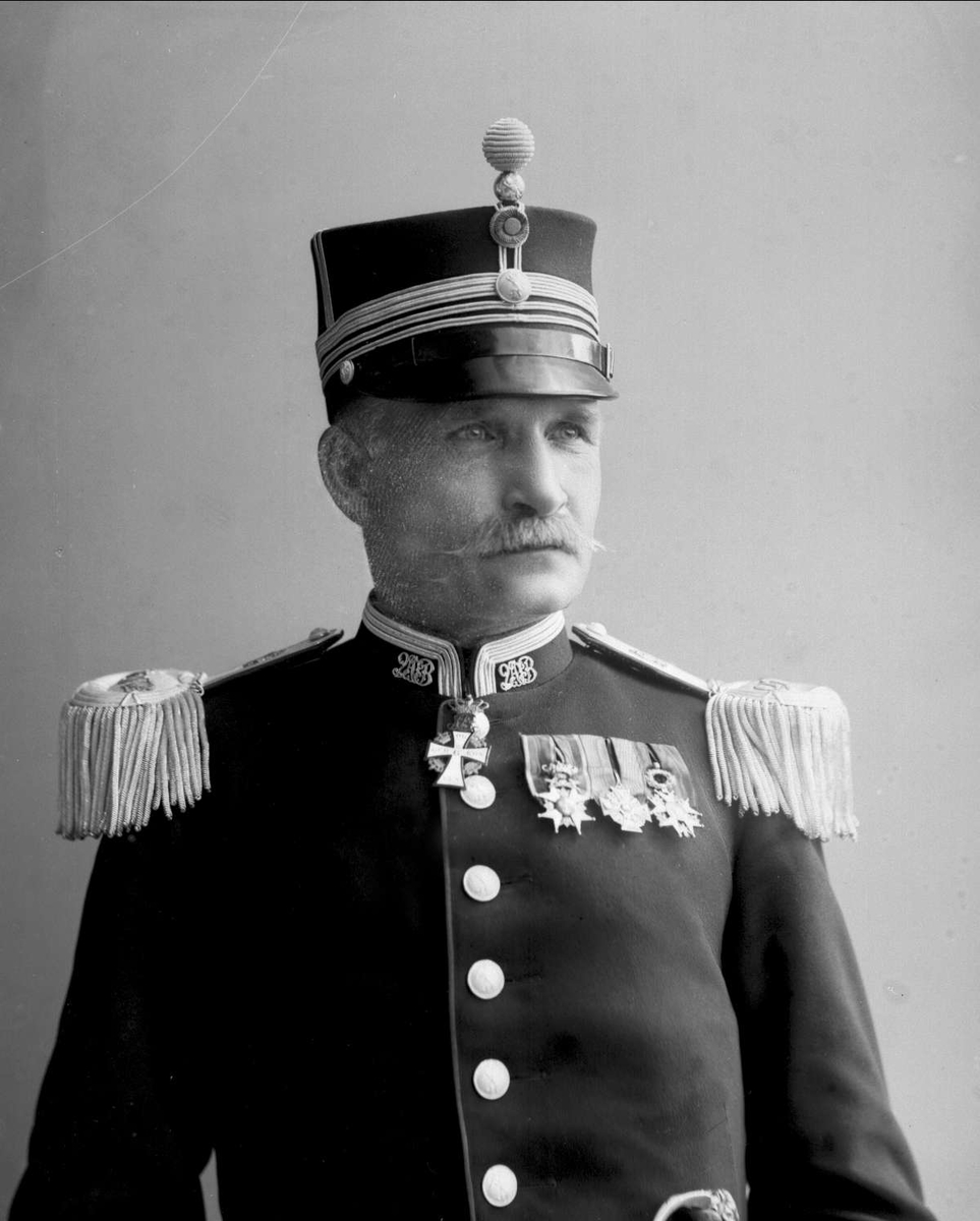 Gustav Borgen, Portrett, generalmajor Johan Lauritz Bull i uniform.