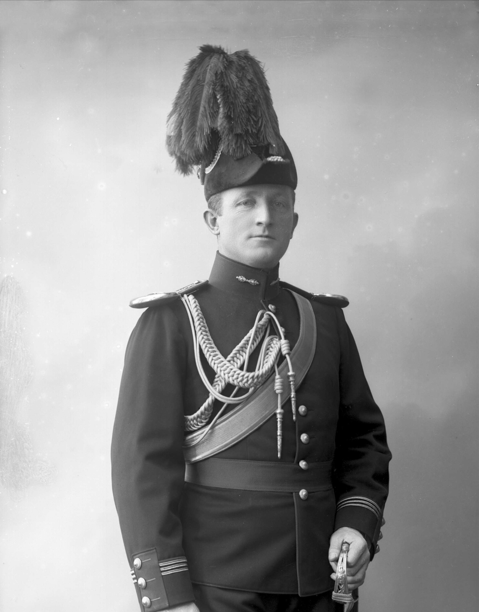 Gustav Borgen, Portrett, Johan Tidemann Sverre, (1867-) i uniform som kaptein ved artilleriet som reglementert fra 1894 til 1910.