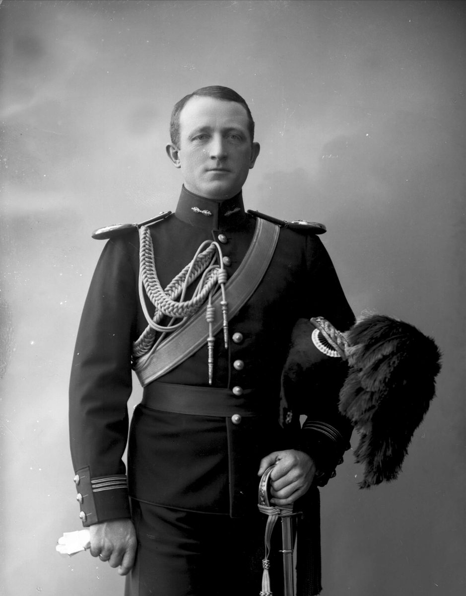 Gustav Borgen, Portrett, Johan Tidemann Sverre, (1867-) i uniform som kaptein ved artilleriet som reglementert fra 1894 til 1910.
