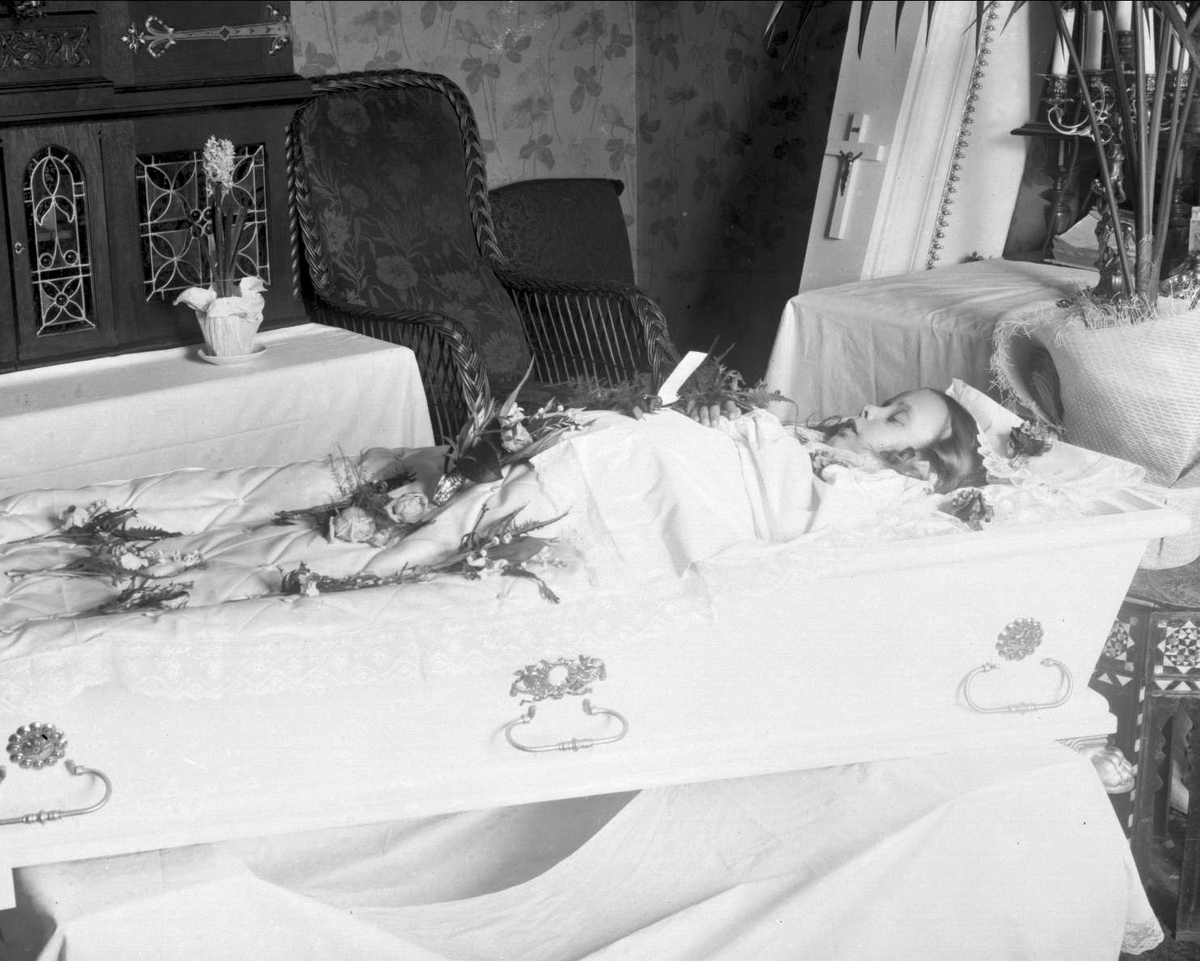 Gustav Borgen, Post mortem-fotografi. Død pike pyntet til begravelse.