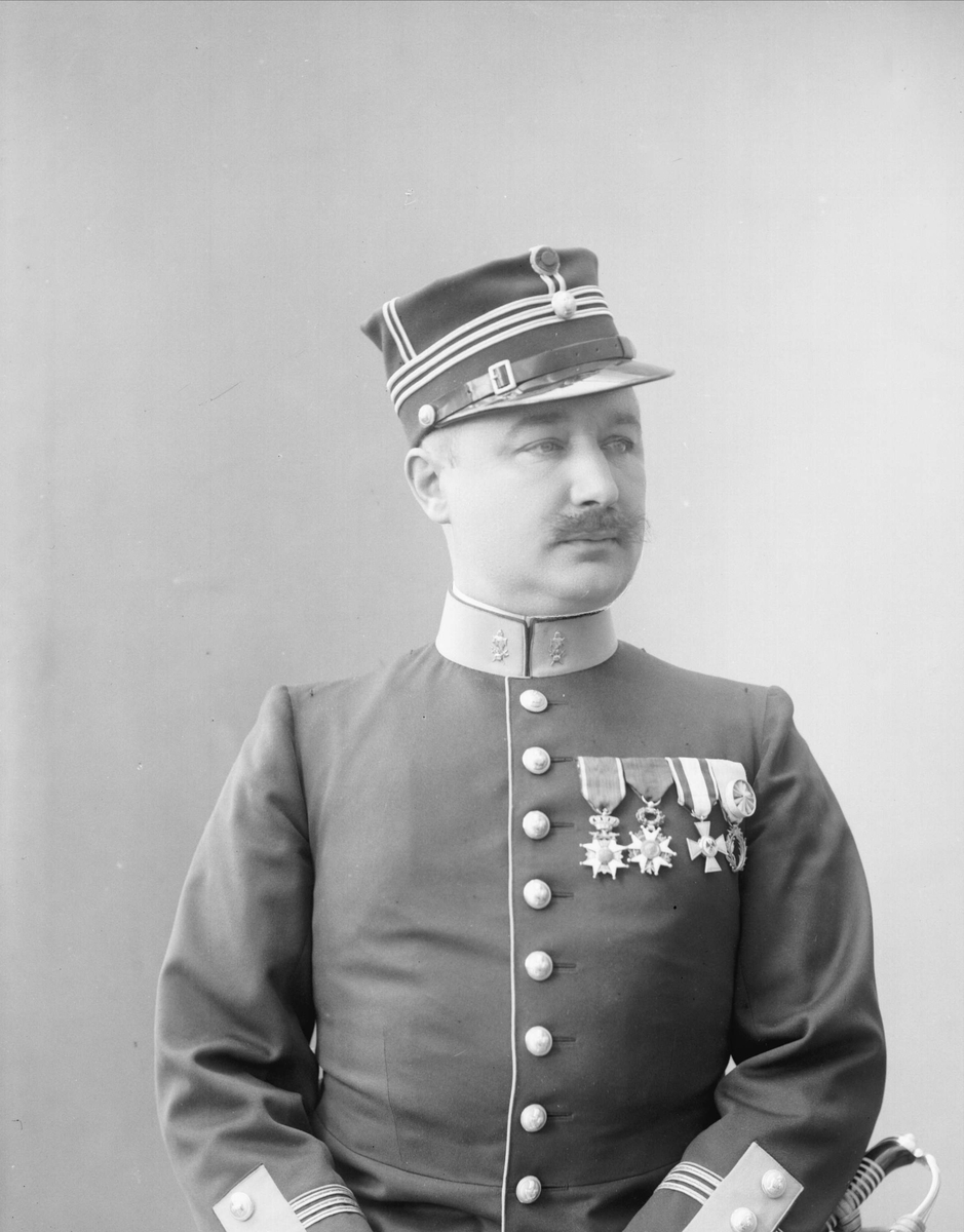 Gustav Borgen, Portrett, Thomas Thomassen Heftye i uniform som kaptein i Ingeniørkorpset.