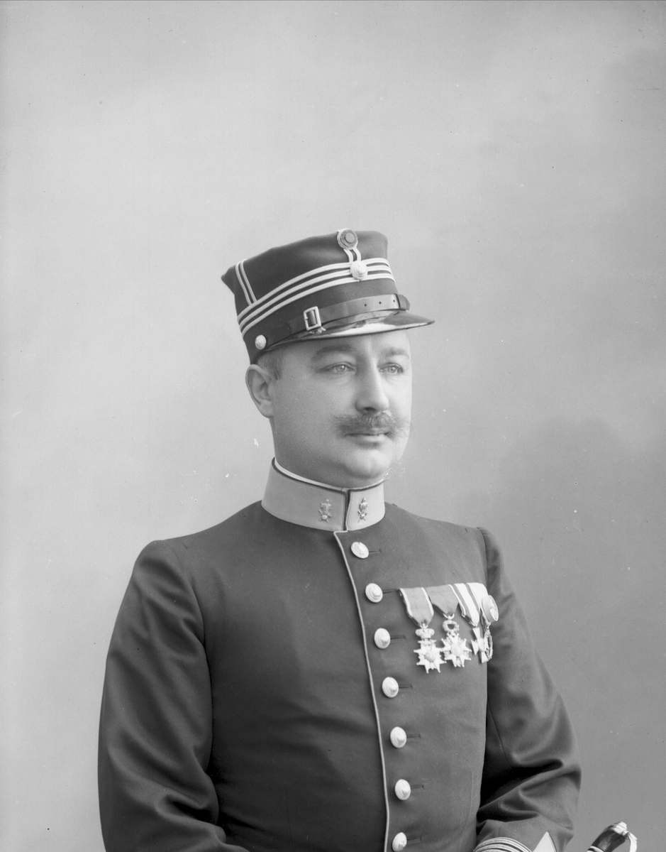 Gustav Borgen, Portrett, Thomas Thomassen Heftye i uniform som kaptein i Ingeniørkorpset.