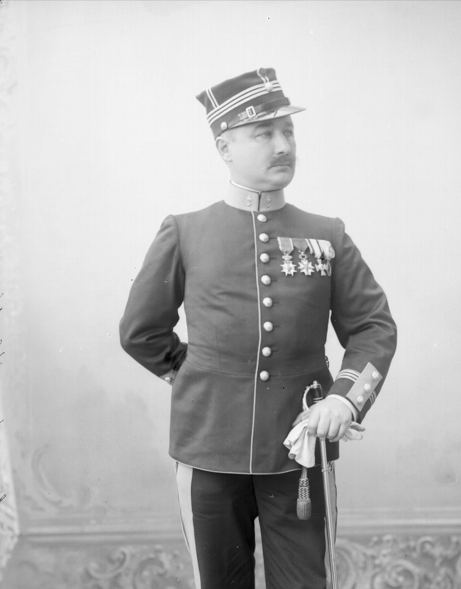 Gustav Borgen, Portrett, Thomas Thomassen Heftye i uniform som kaptein i Ingeniørkorpset.
