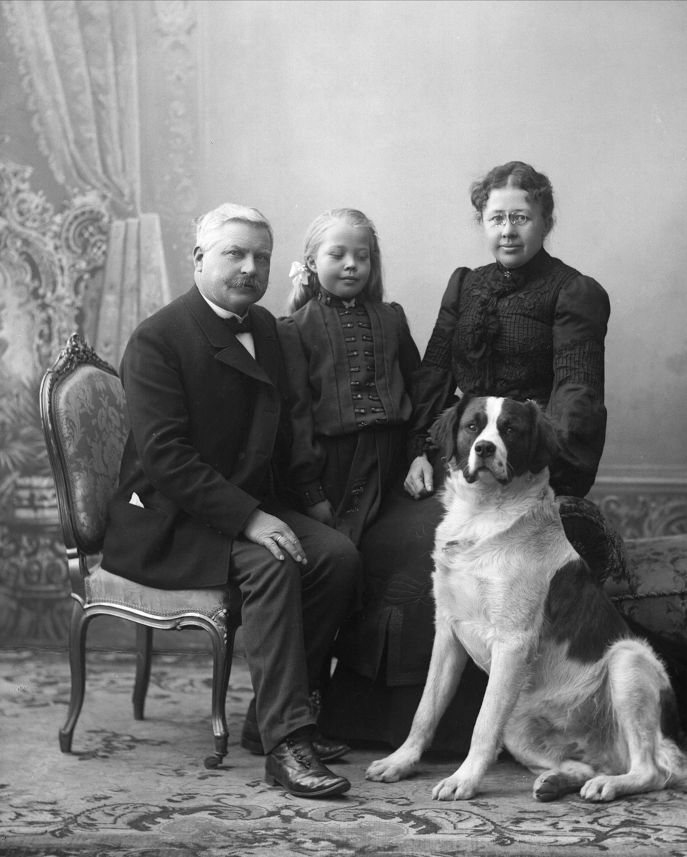 Gustav Borgen, Gruppeportrett, foreldrepar med barn og hund.