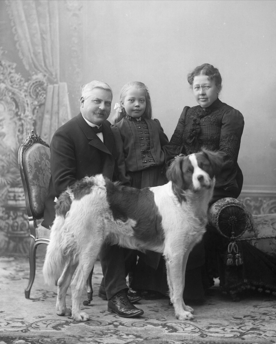 Gustav Borgen, Gruppeportrett, foreldrepar med barn og hund.