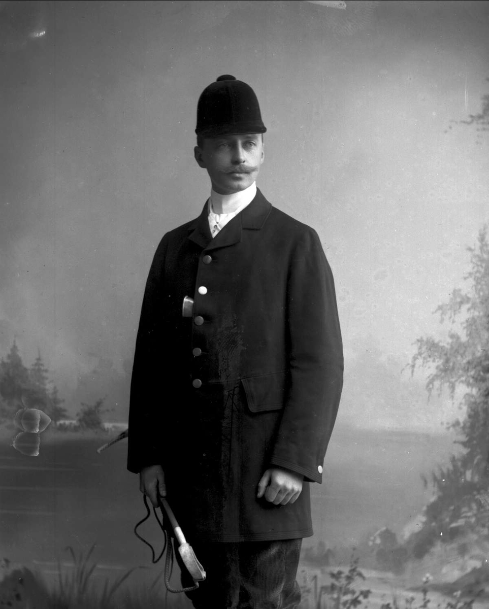 Gustav Borgen, Portrett, grosserer Helgesen i rideutstyr for jakt.